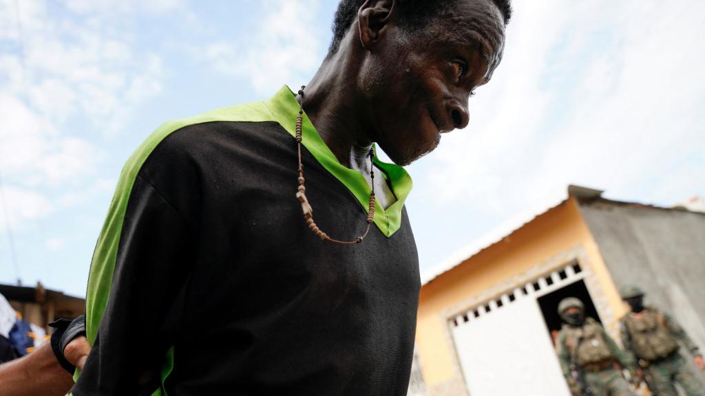 Las autoridades ecuatorianas detienen a un hombre, el pasado viernes en Durán.