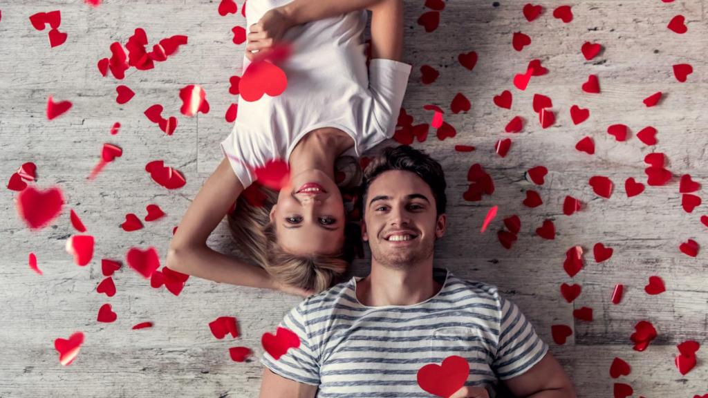 Pareja sobre base de corazones