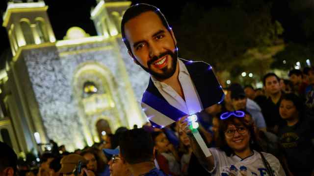 Partidarios del presidente de El Salvador, Nayib Bukele, celebran su victoria frente al Palacio Nacional.