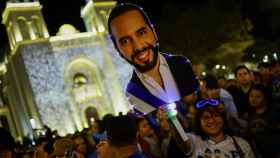 Partidarios del presidente de El Salvador, Nayib Bukele, celebran su victoria frente al Palacio Nacional.