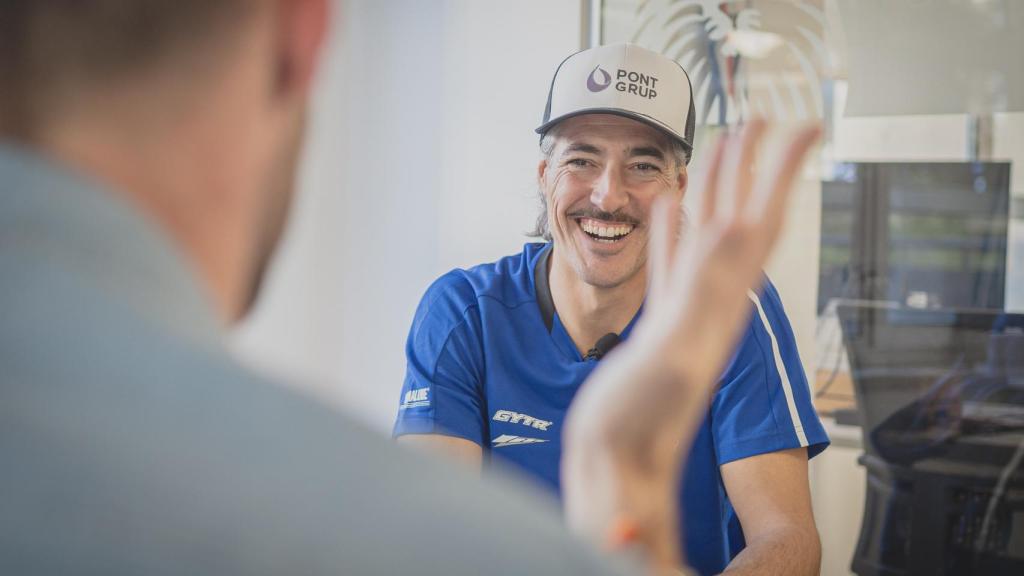 El piloto Javi Vega durante una entrevista con EL ESPAÑOL