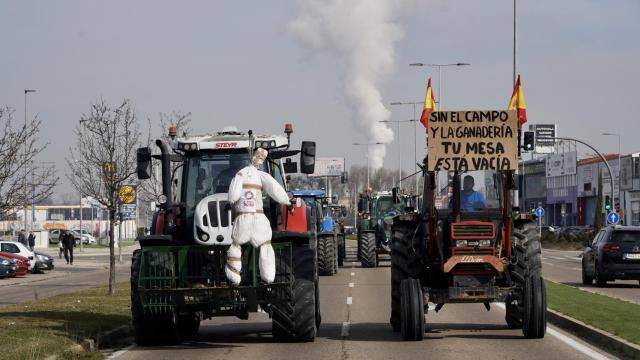 Una columna de unos 50 tractores hace parada a esta hora frente a la sede de la Consejería de Agricultura, Ganadería y Desarrollo Rural en la avenida de Gloria Fuertes de Valladolid,