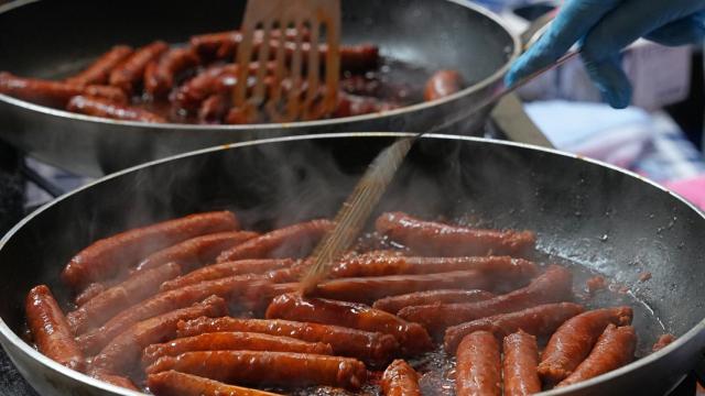 Chorizos en una sartén durante la feria agrícola de Santo Tomás