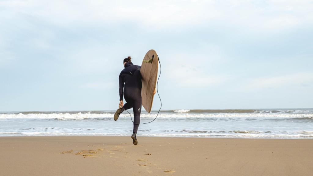 Willem Hiele frente al mar con su tabla de surf