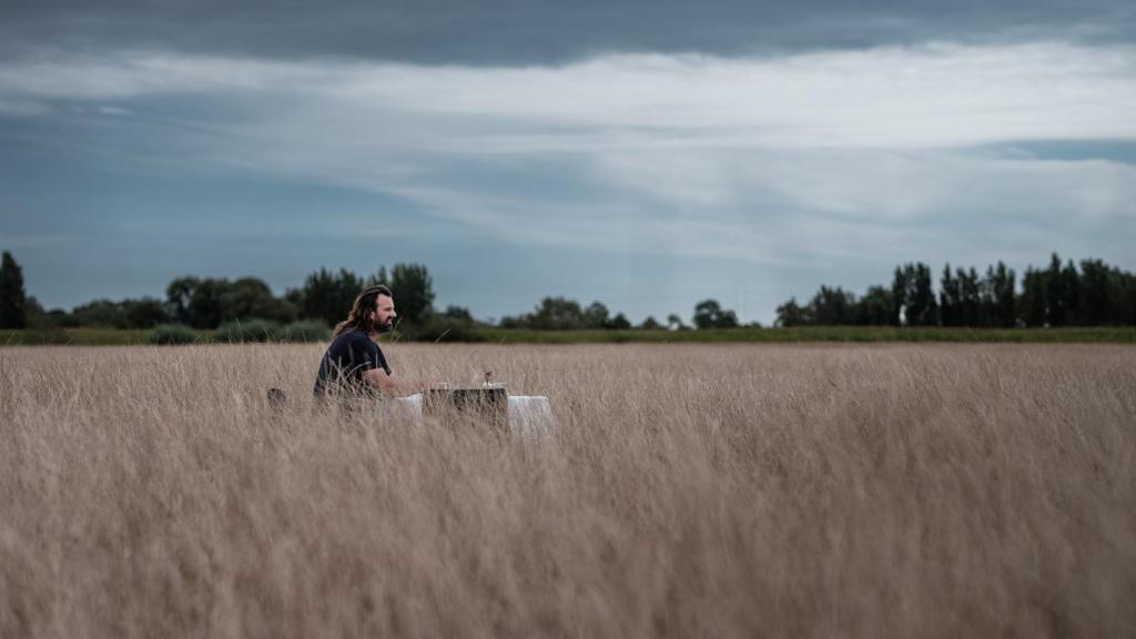 Willem hiele en el 'jardín' que circunda su restaurante