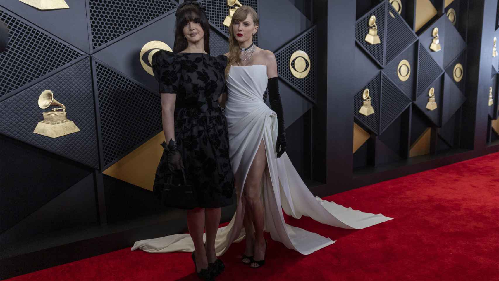 Taylor Swift junto a Lana Del Rey asisten a la 66ª edición de los Premios Grammy.