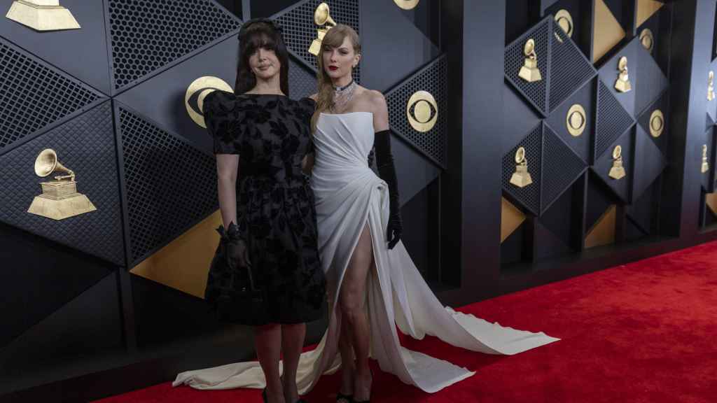 Taylor Swift junto a Lana Del Rey asisten a la 66ª edición de los Premios Grammy.