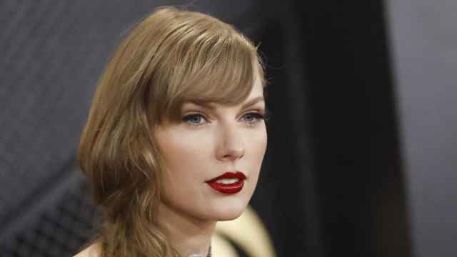Taylor Swift a su llegada a la alfombra roja de los Grammy en Los Ángeles este domingo.