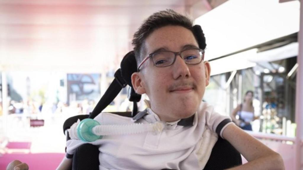 Brian tiene un 87% de dependencia a causa de una enfermedad degenerativa. Foto cedida a E.E.