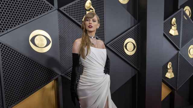 Taylor Swift en la alfombra roja de los Grammy en Los Ángeles, este domingo por la noche. Foto: EFE/Armando Arorizo