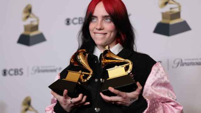 Billie Eilish posa con los dos premios Grammy conseguidos este domingo. Foto: EFE/EPA/Allison Dinner