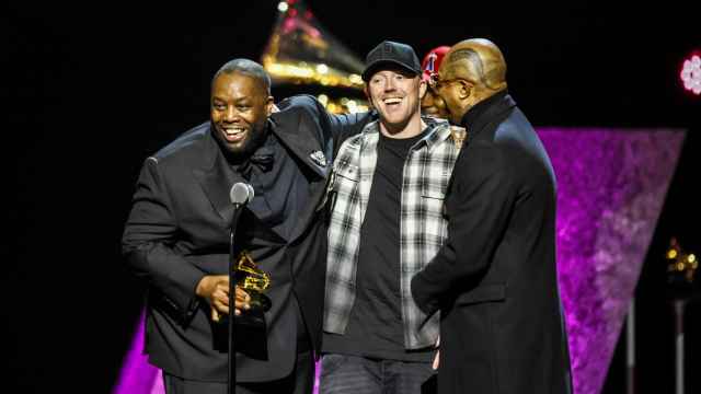 El rapero Killer Mike y DJ Paul en el escenario de la 66 edición de los Premios Grammy.