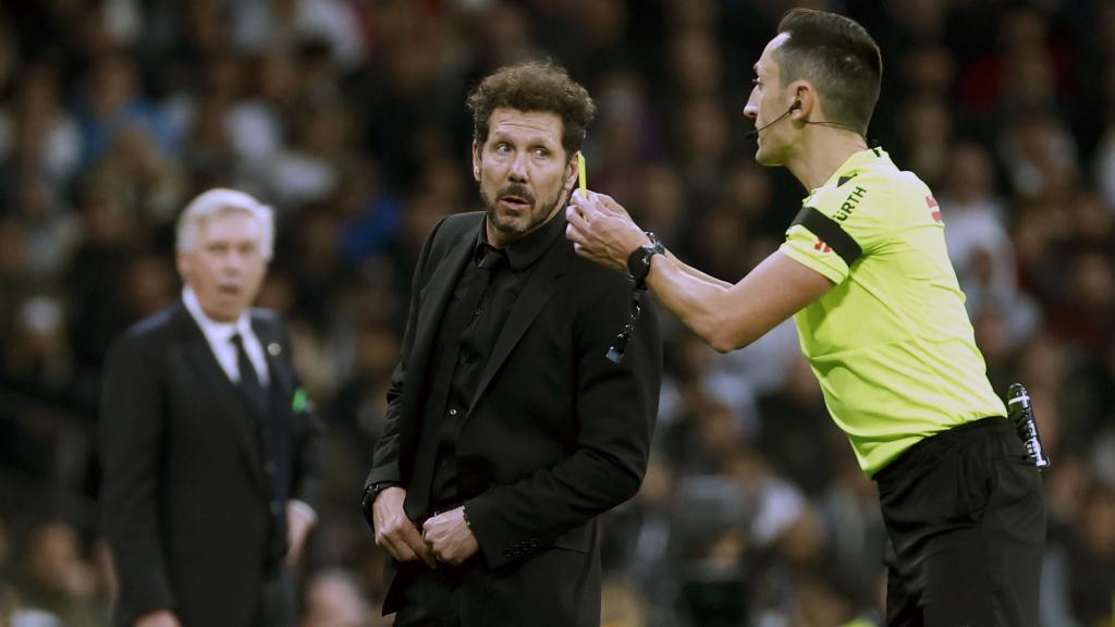 Sánchez Martínez junto al 'Cholo' Simeone en el derbi