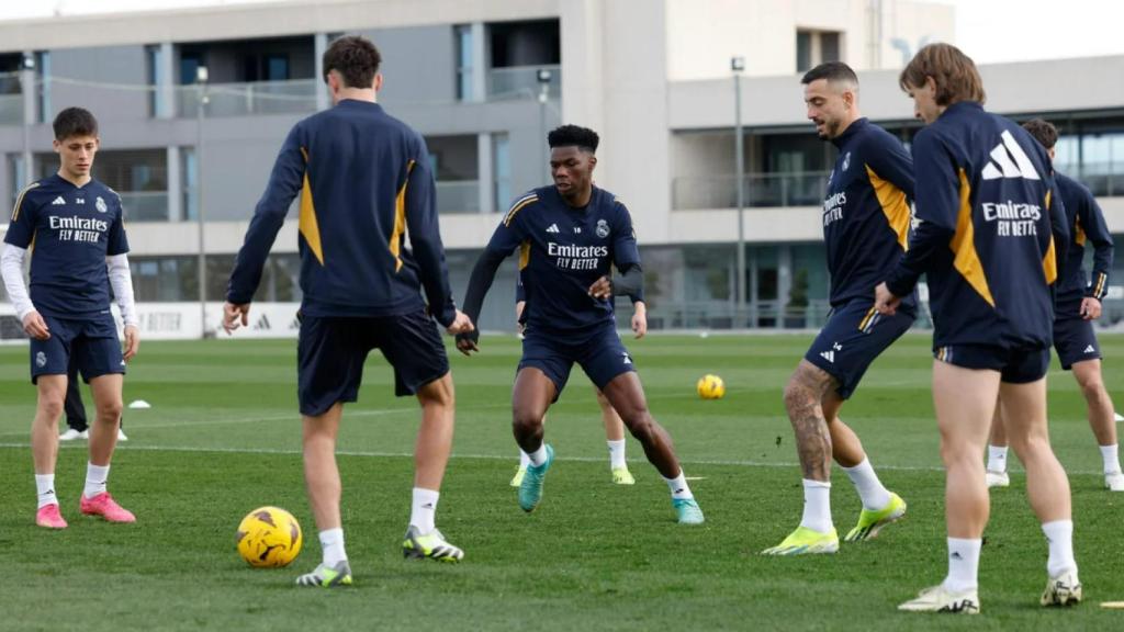 La plantilla del Real Madrid realiza un entrenamiento tras el derbi.