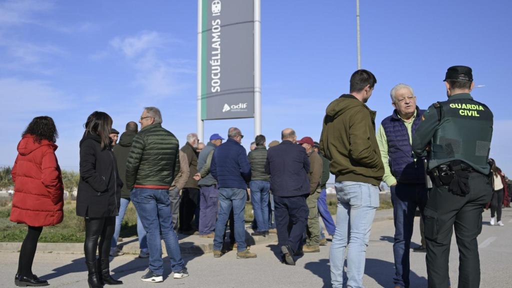 Agricultores tratan de cortar la vía del tren en Socuéllamos por la situación del campo. Foto: Efe