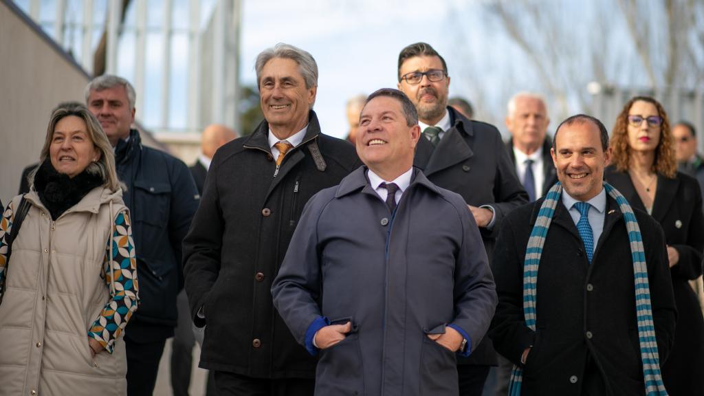 Emiliano García-Page, Ana Guarinos y Pablo Bellido, este lunes en Guadalajara junto a otras personas