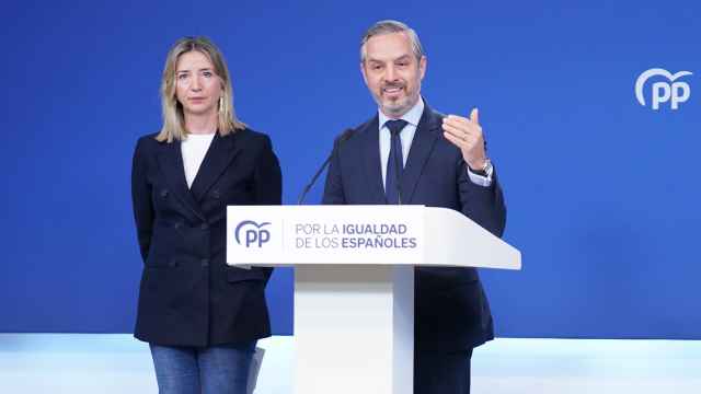 Alicia García y Juan Bravo, este lunes en la sede del PP.