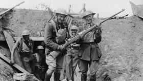 Soldados británicos posan con un enorme fusil antitanque Tankgewehr M1918.