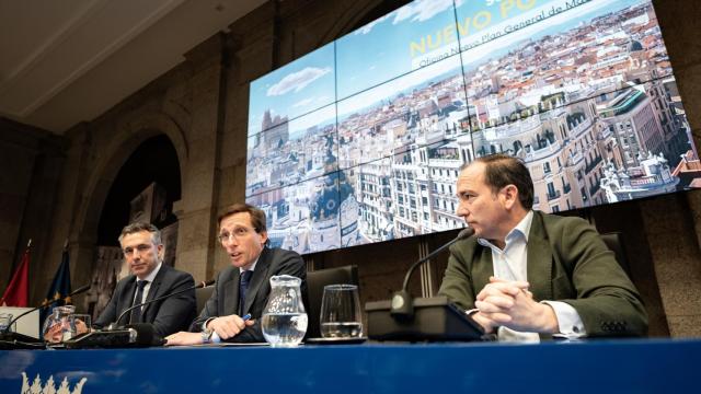 El Consejero de Medio Ambiente, Agricultura e Interior, Carlos Novillo; el alcalde de Madrid, José Luis Martínez-Almeida; y el delegado de Urbanismo, Medio Ambiente y Movilidad, Borja Carabante, durante la inauguración de la 'Jornada sobre el nuevo Plan General de Ordenación Urbana de Madrid'.