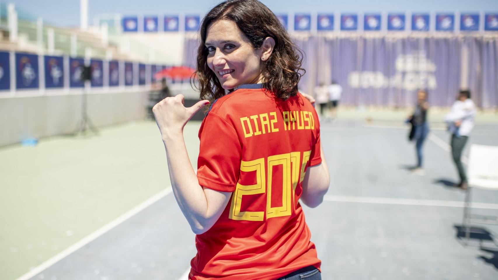 Isabel Díaz Ayuso con una foto de la selección española, en una imagen de archivo.