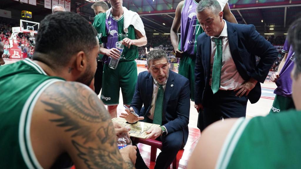 Ibon Navarro da instrucciones durante un partido de Unicaja de Málaga.