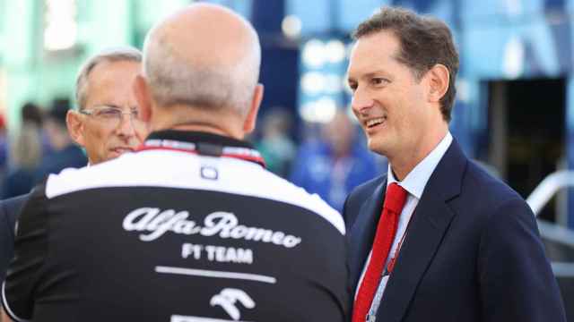 El presidente del Grupo Stellantis, John Elkann, a la derecha, con Jean-Philippe Imparato, CEO de Alfa Romeo.