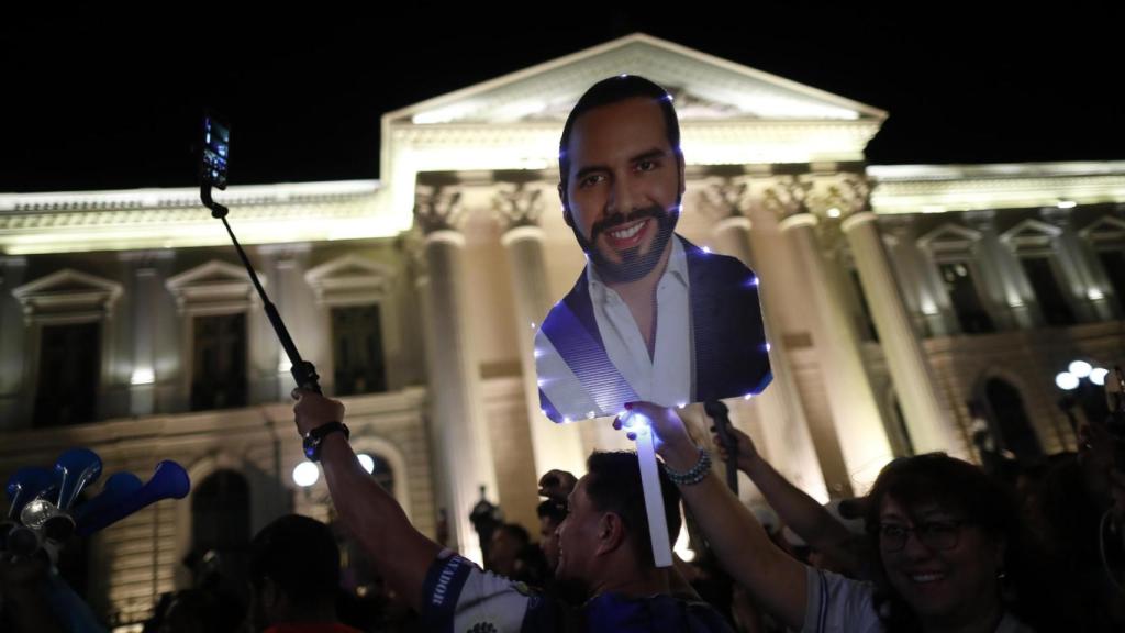 Seguidores de Nayib Bukele se reúnen a las afueras del Palacio Nacional, en San Salvador.