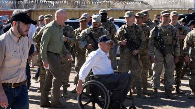 El gobernador de Texas, Greg Abbott, a su llegada al Shelby Park de Eagle Pass en una imagen reciente.