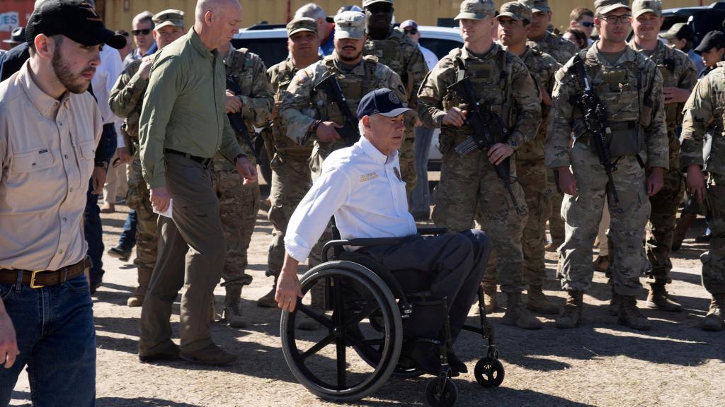 El gobernador de Texas, Greg Abbott, a su llegada al Shelby Park de Eagle Pass en una imagen reciente.