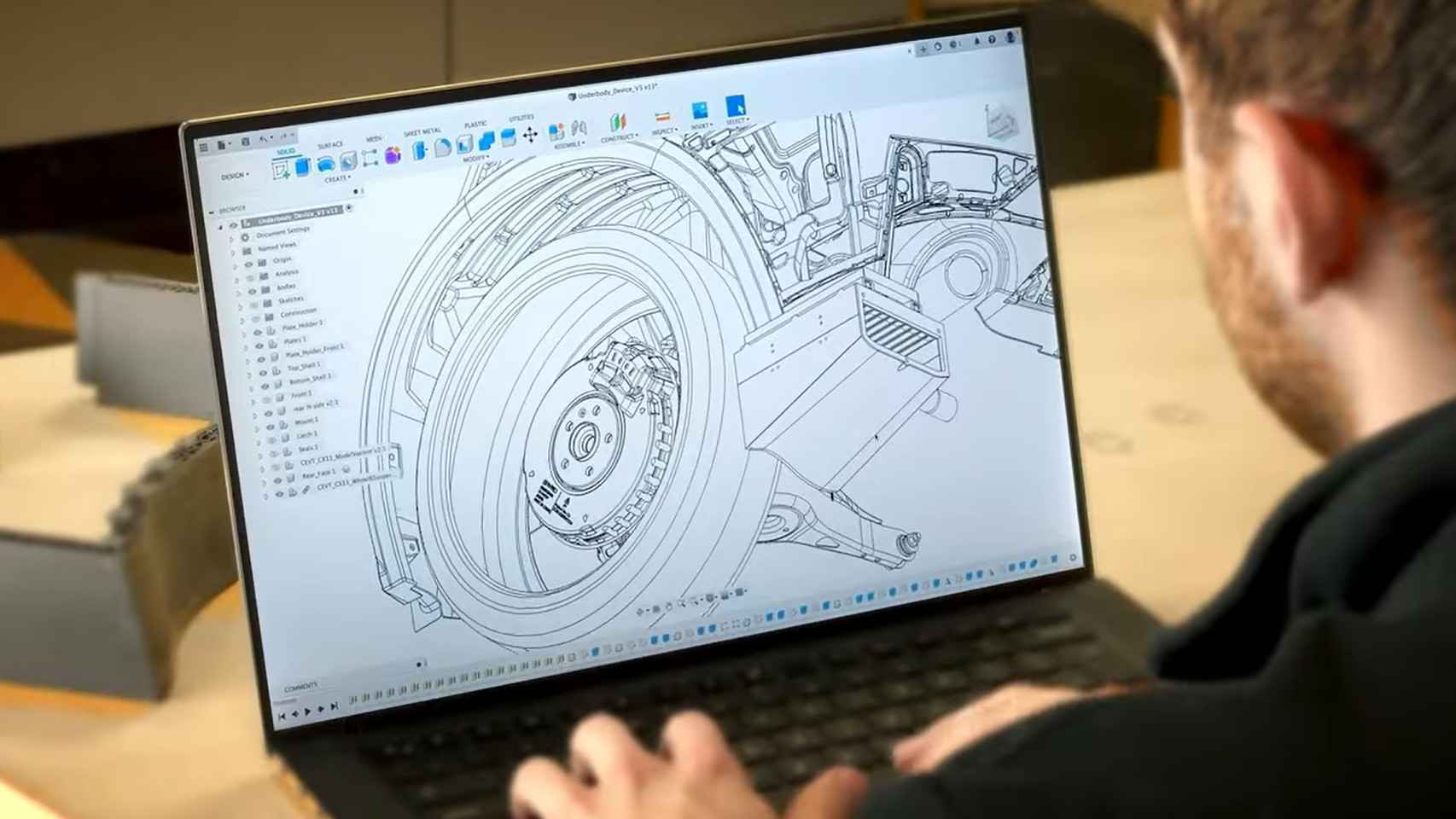 Un técnico de The Tyre Company diseñando el dispositivo