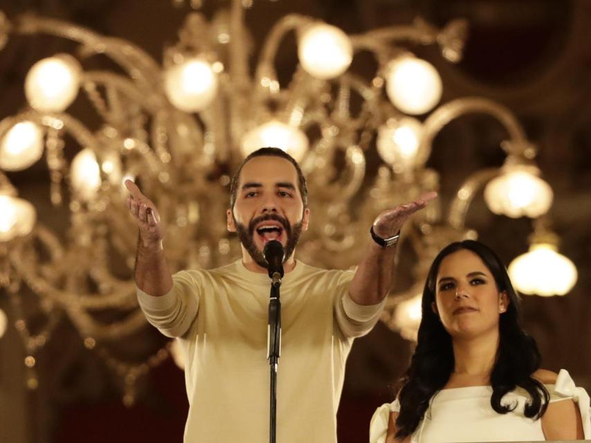 Nayib Bukele celebra su victoria desde el balcón del Palacio Nacional.