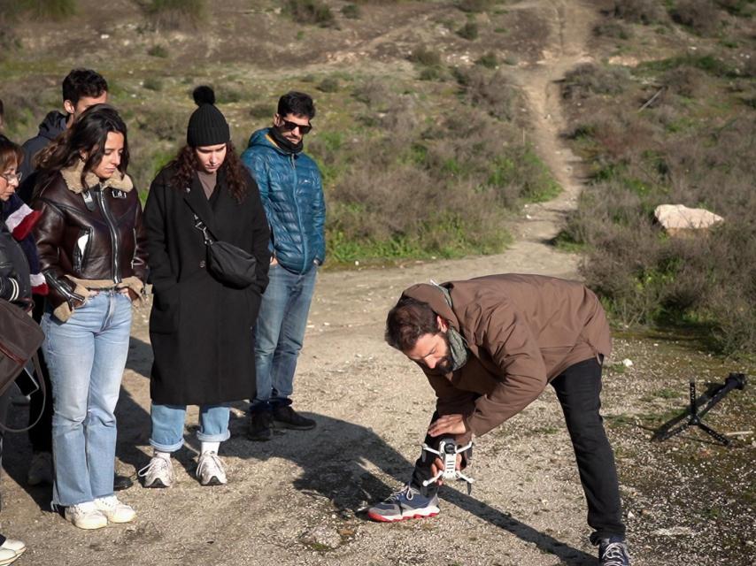 ÇJAvier Carbajal, redactor jefe de fotografía y vídeo de EL ESPAÑOL, enseña a los alumnos cómo trabajar con drones.