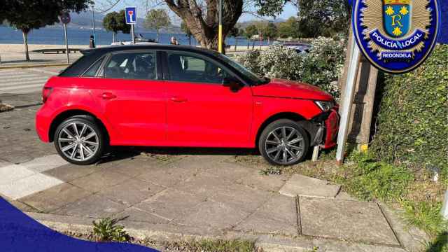 Coche accidentado en Redondela tras intentar darse a la fuga.