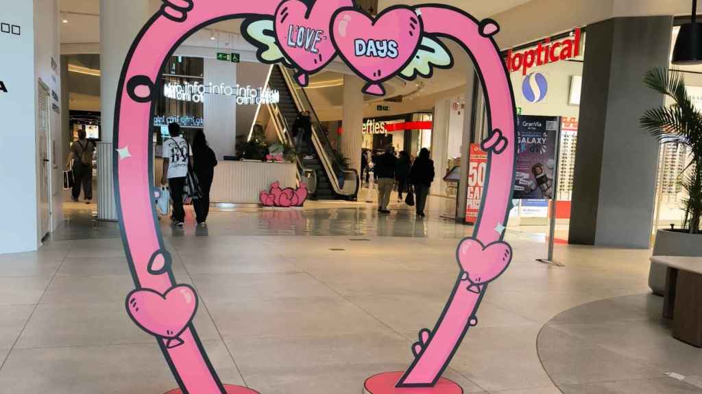 Arco promocional de la campaña de San Valentín en el Centro Comercial Gran Vía.