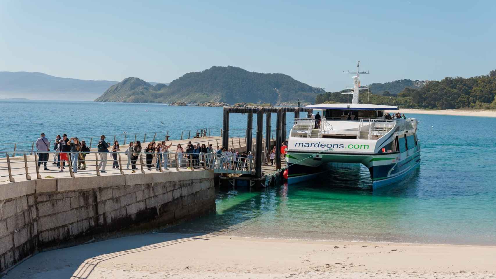 Un barco de la Naviera Mar de Ons transportando viajeros en Cíes.