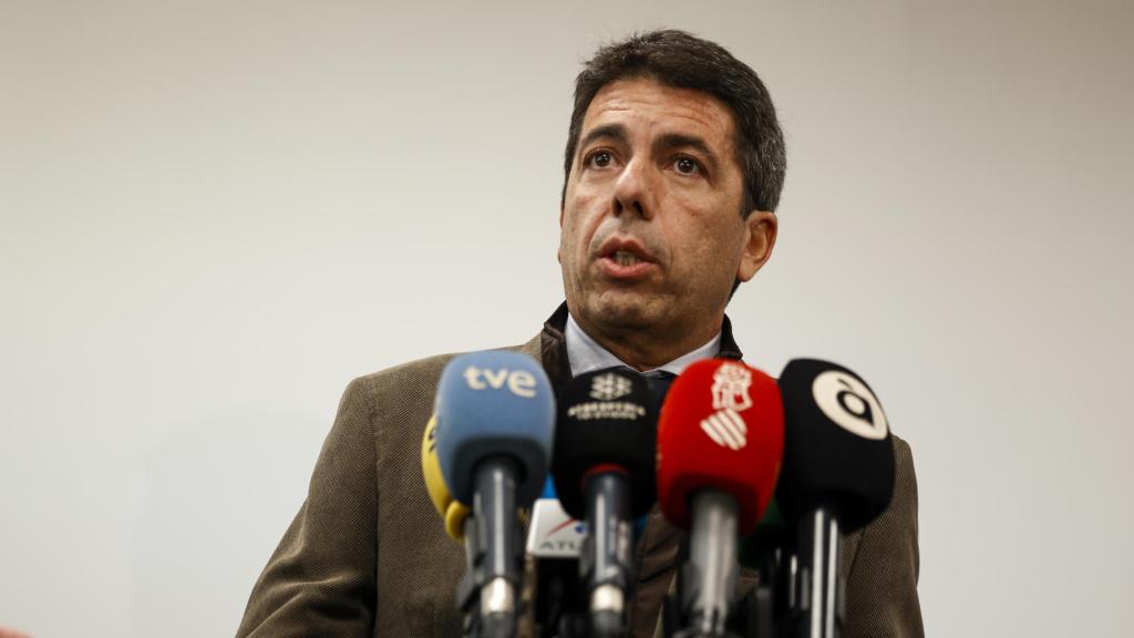 El presidente de la Generalitat, Carlos Mazón, durante su visita este lunes a la empresa de servicios de teleasistencia Atenzia