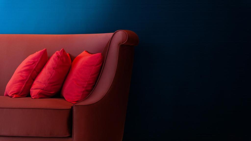 Tres cojines en un sofá.