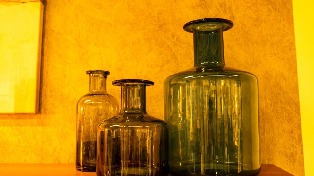 Tres botellas decorativas.
