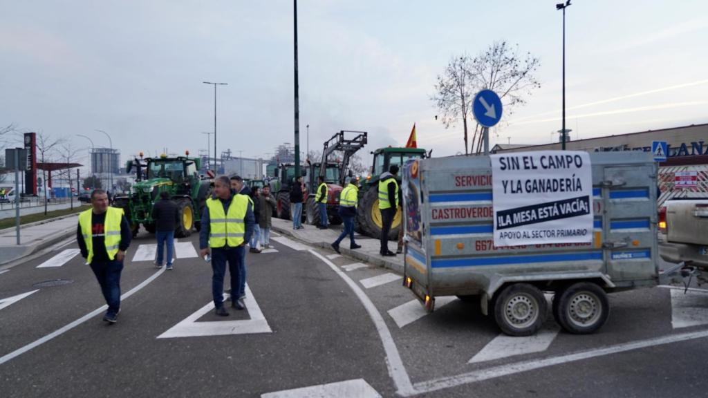 Manifestantes en los accesos a Mercaolid este martes