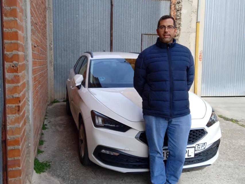 Eduardo junto a su taxi