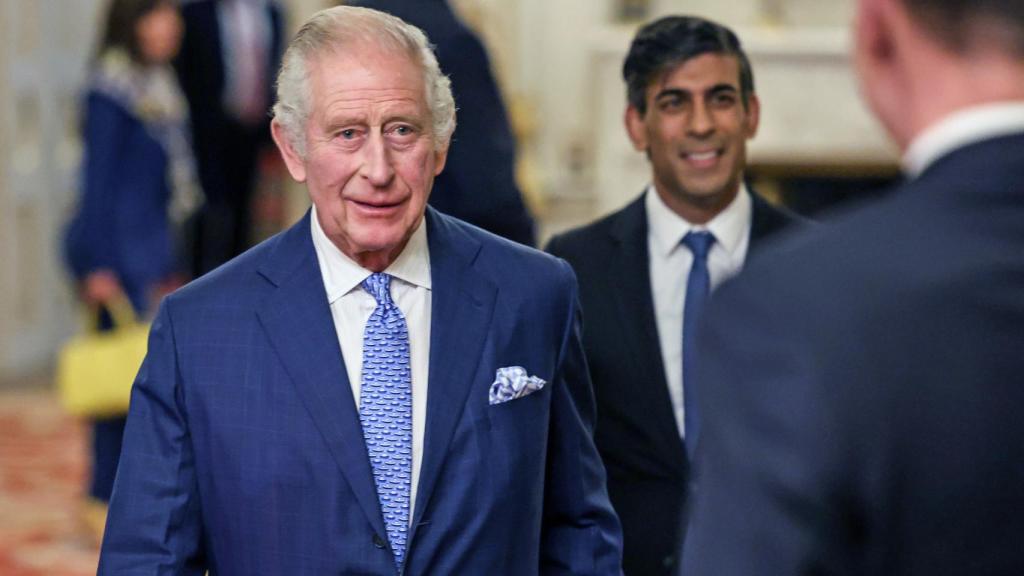 Carlos III junto al primer ministro británico, en Londres, en 2023.