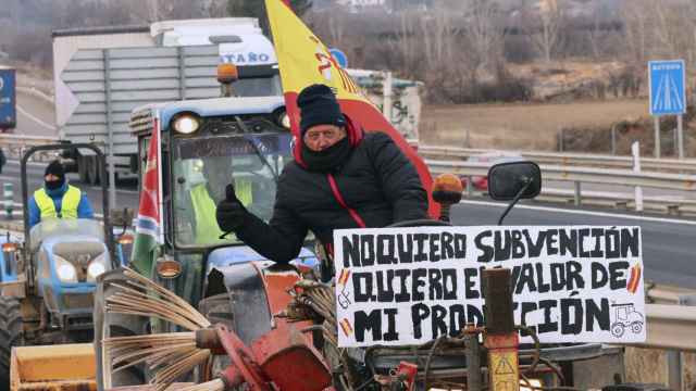 Los agricultores españoles generalizan sus protestas en la A2, a la altura de La Almunia (Zaragoza).