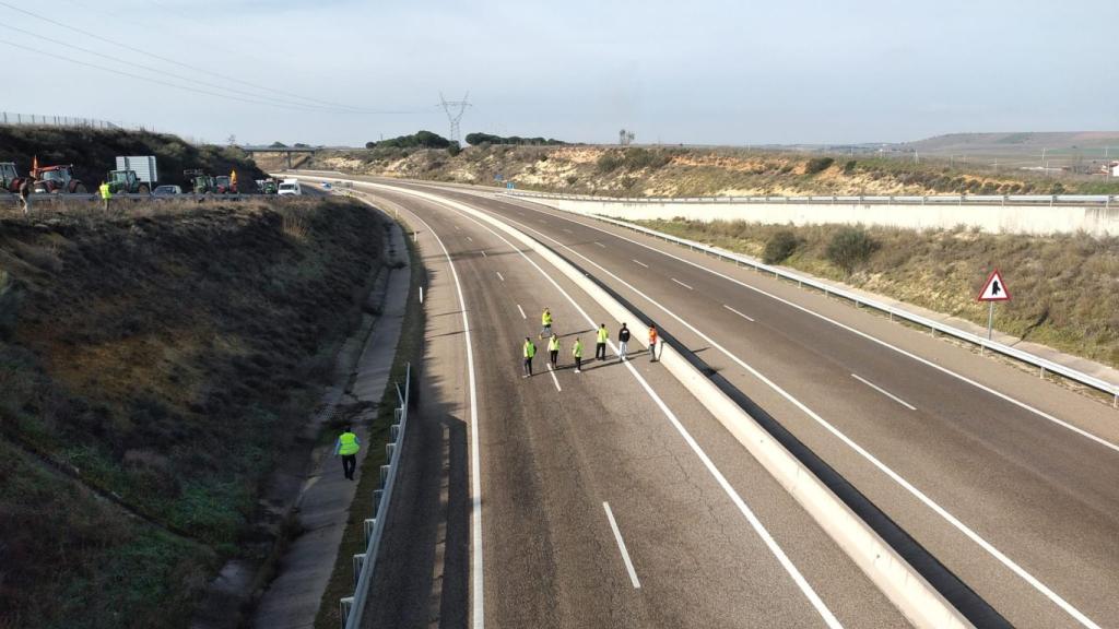 Circunvalación de la A-11, hacia Roales del Pan, donde los manifestantes se empiezan a colocar en la carretera.