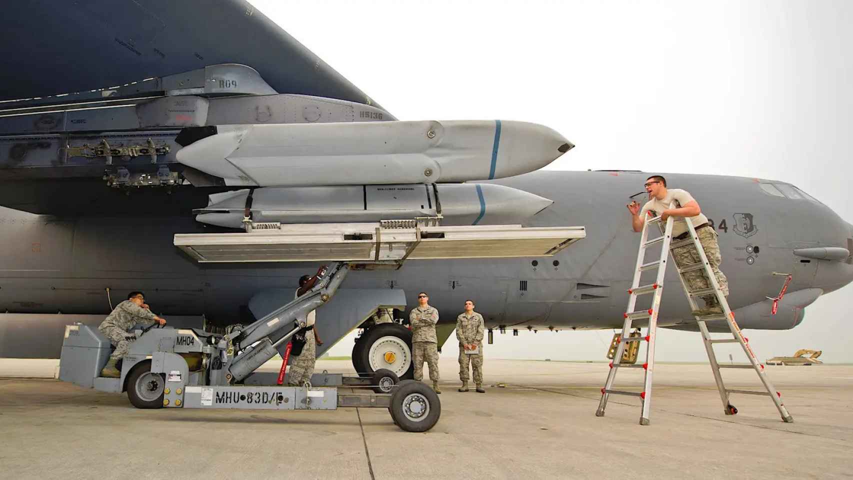 Operarios montando un misil AGM-158 en un bombardero B-52