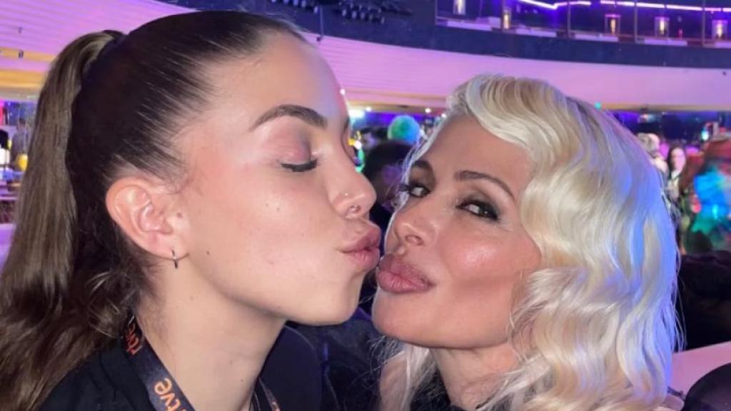 María Bas y su hija, María, en una imagen de las redes sociales.