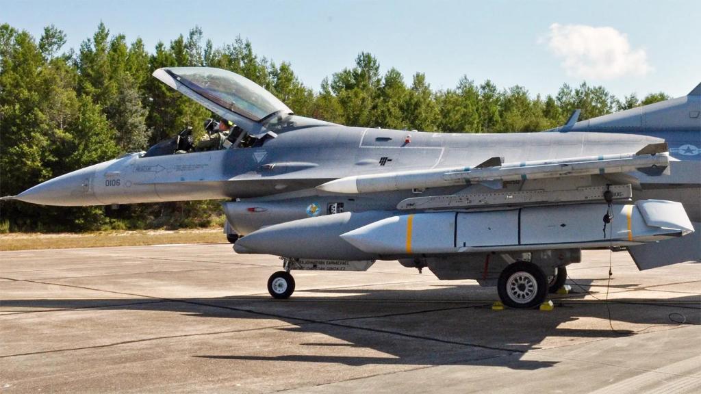 Avión F-16 con el AGM-158 (ribete amarillo) incorporado bajo el ala