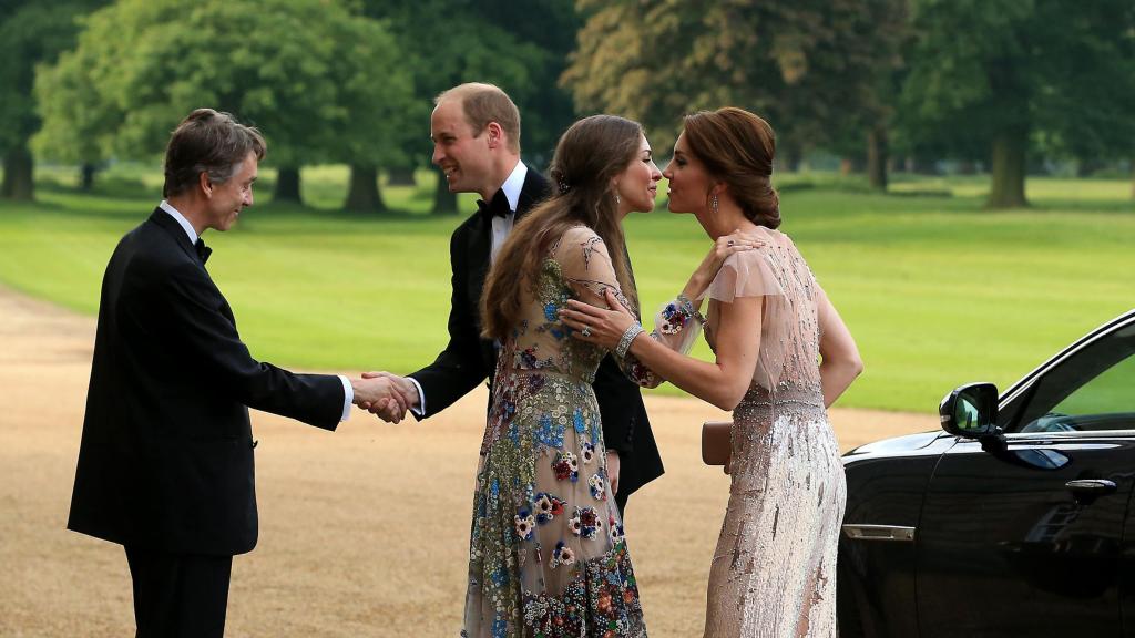 Kate y Rose saludándose, como buenas amigas que fueron, ante la presencia de Guillermo, en 2016.