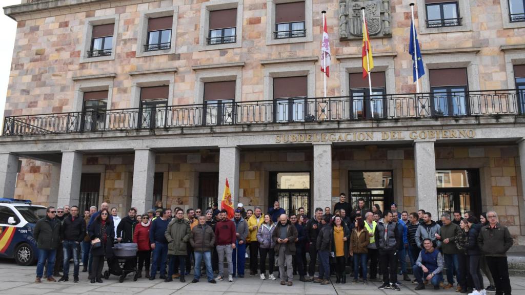 Los manifestantes agrarios a las puertas de la Subdelegación del Gobierno en Zamora