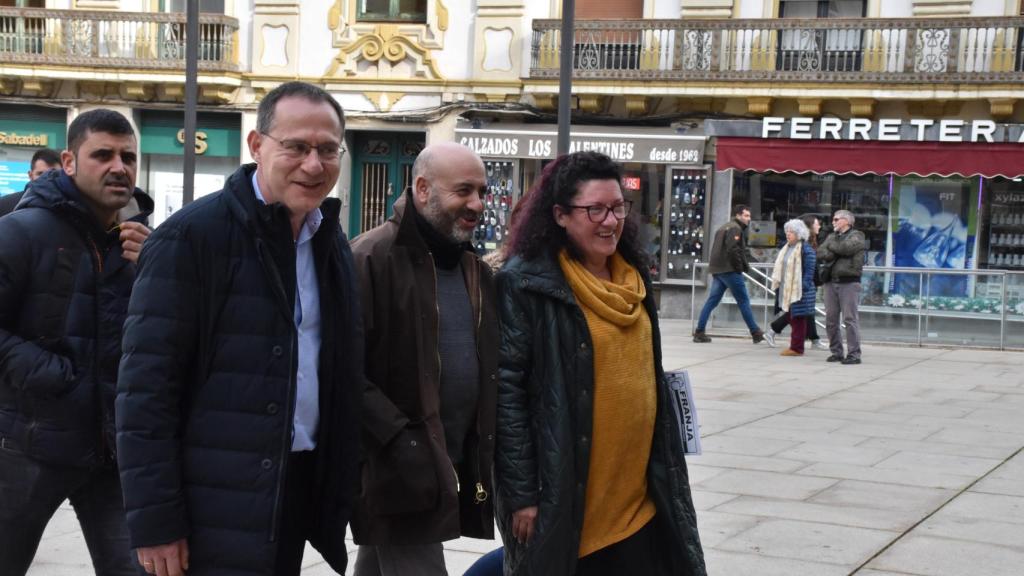 Ángel Blanco con Pablo Ballesteros y otros representantes de la protesta agraria