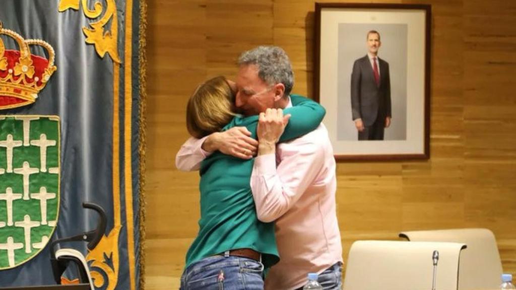 Emotiva despedida entre la alcaldesa y el portavoz que ha sido su mano derecha dos legislaturas.